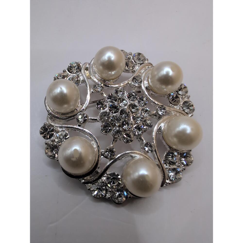 Bridal Brooch Pearl Rhinestones Silver Tone Vintage Embellishments - Picture 2 of 5